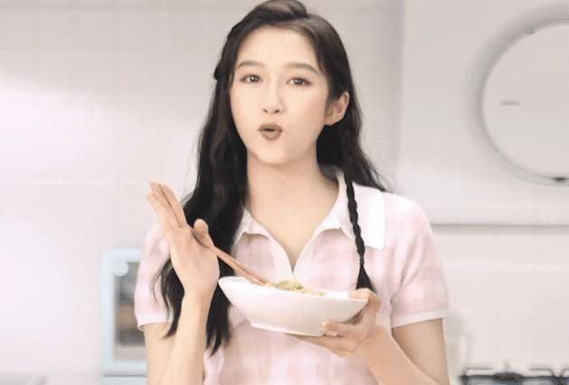 关晓彤晒出制作凉面的视频,亲力亲为真的好用心,颜值却依旧在线_减肥