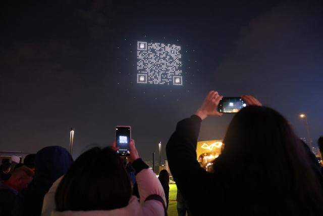空中扫码香港有礼大型无人机灯光秀点亮缤纷香港