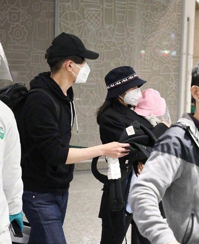 高圆圆出席活动时小腹微凸多次抚摸腹部疑似怀上2胎