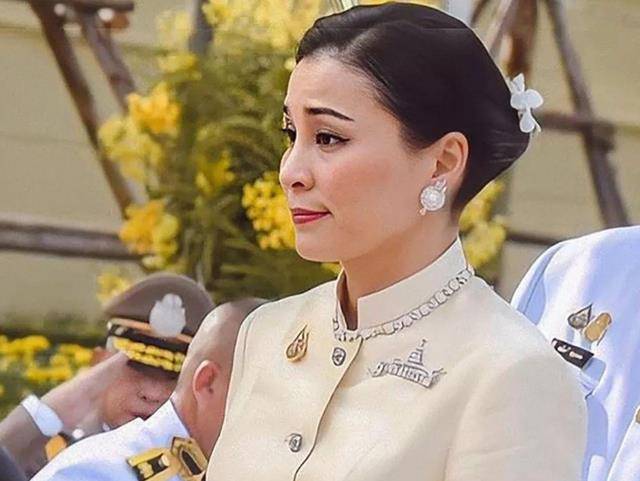 输给泰王的花心与残忍,成为"金丝雀"在伍伦盼离开后,她成为了泰王