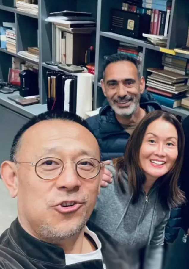 姜文周韵一家同框,俩儿子罕见亮相,身高出众,长相随爹