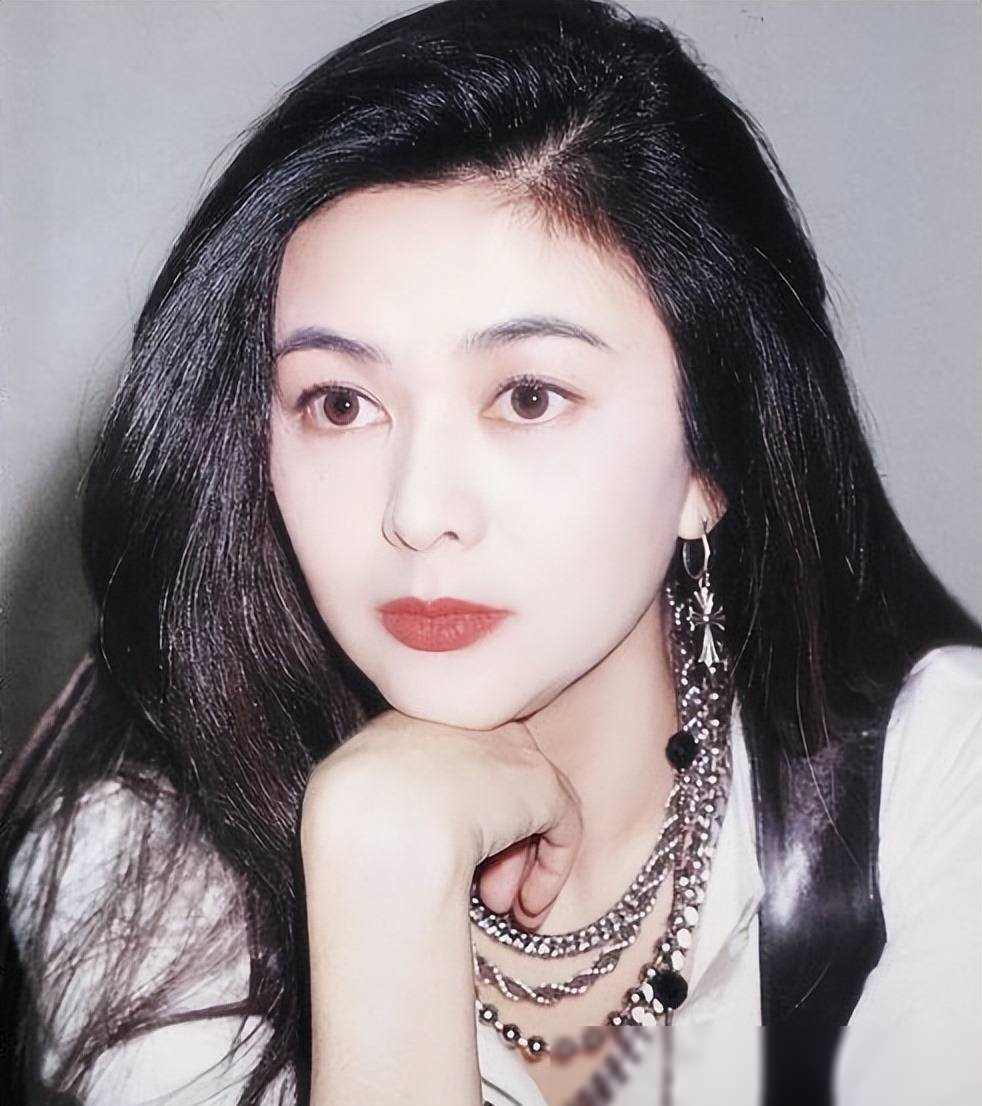 林青霞,她那英气古典的美丽简直让人窒息,演技更是一流,深深打动了