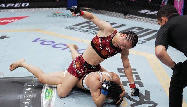 原创ufc金腰带比赛上演我们德比张伟丽卫冕了她的女子草量级冠军