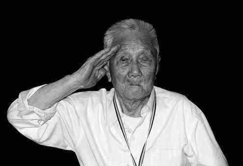 原创他潜伏敌营搜情报后被迫与妻儿分离独居61年后才重聚