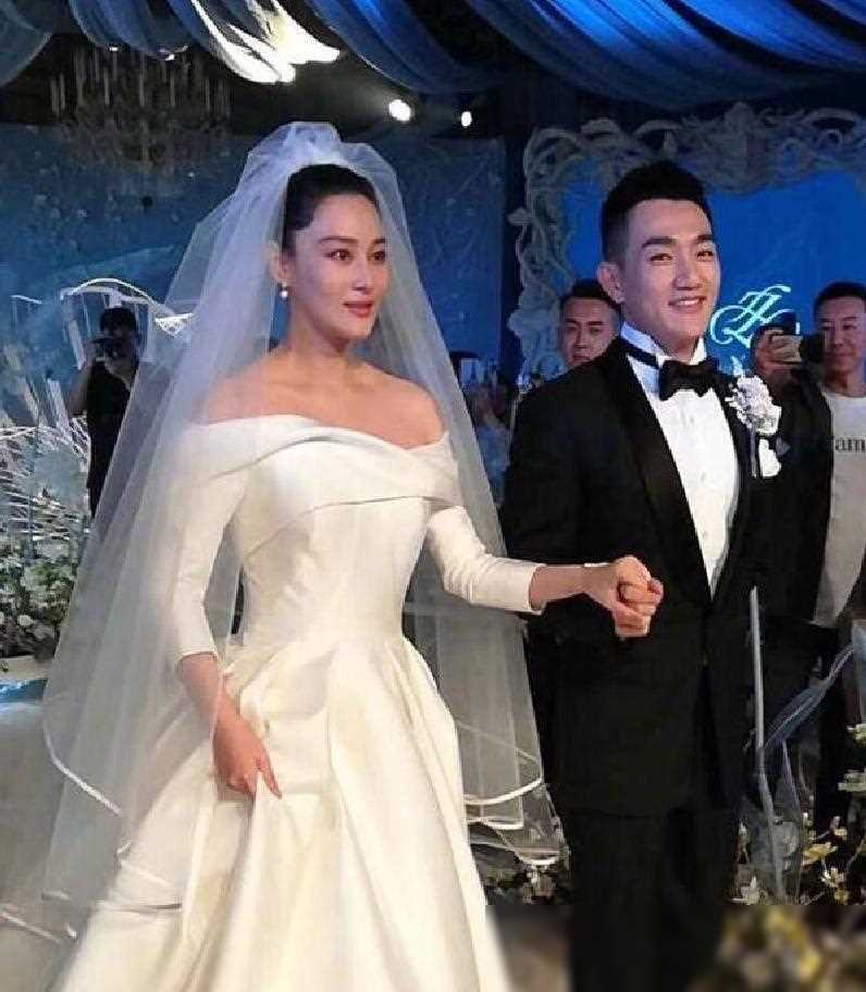 而今,我们有幸一睹张馨予的家居生活.她住在一栋别墅内,拥有