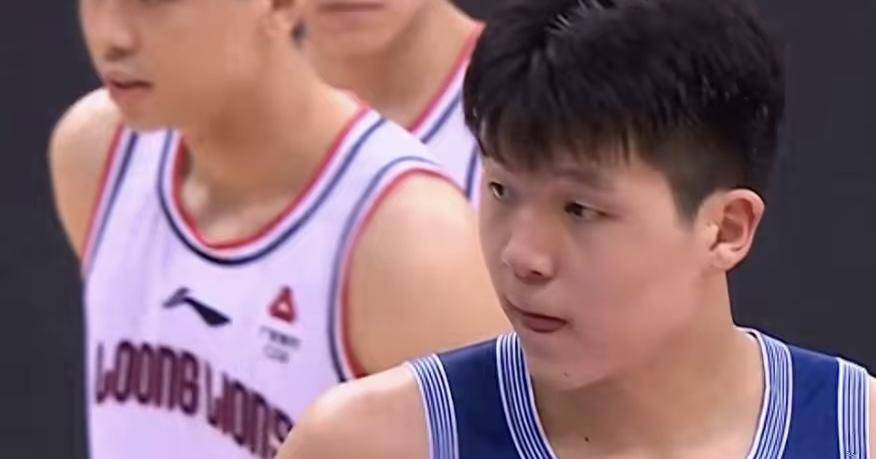 上海男篮输球王哲林提前离场刘鹏愤怒北京队激情庆祝