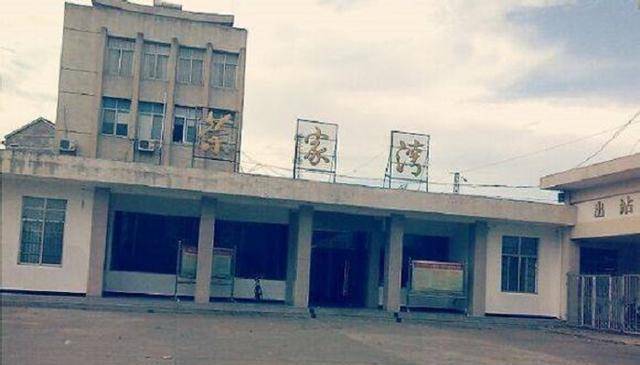 1997年荣家湾车站事件两人违规操作致火车相撞126人遇难