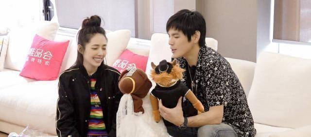 郭碧婷录制我家小两口私服私服比婚纱还美校花级别的姑娘