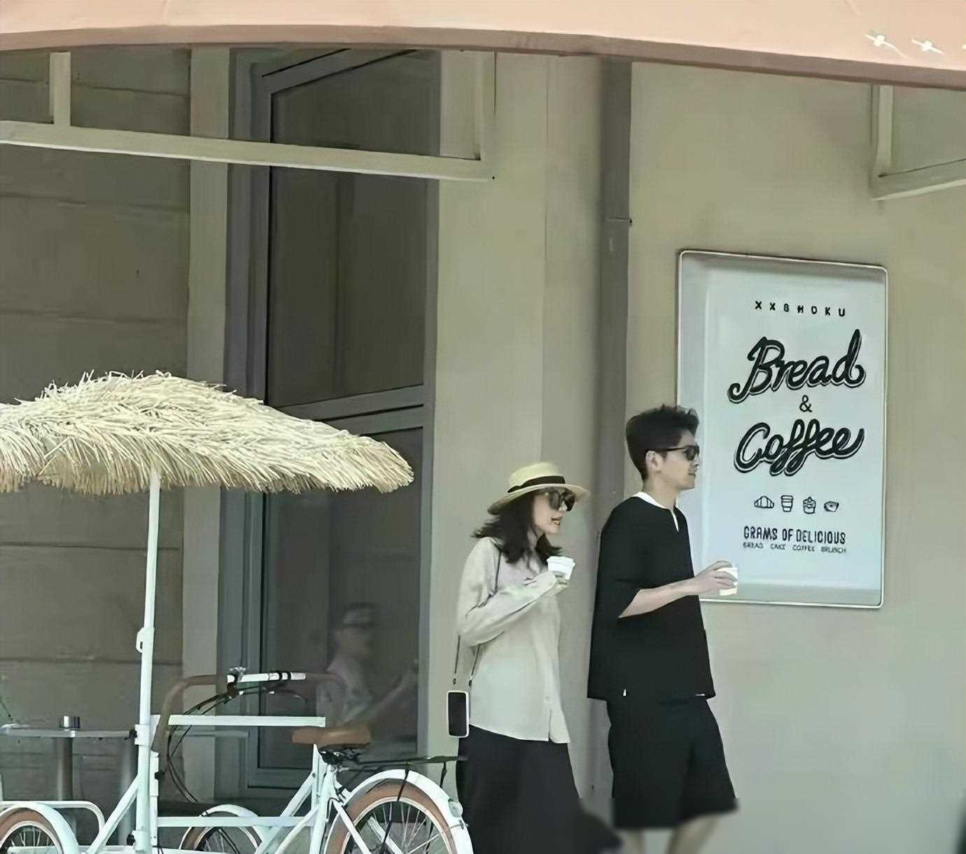 原创高圆圆赵又廷甜蜜逛面包店网友中年爱情糖分爆表浪漫满溢