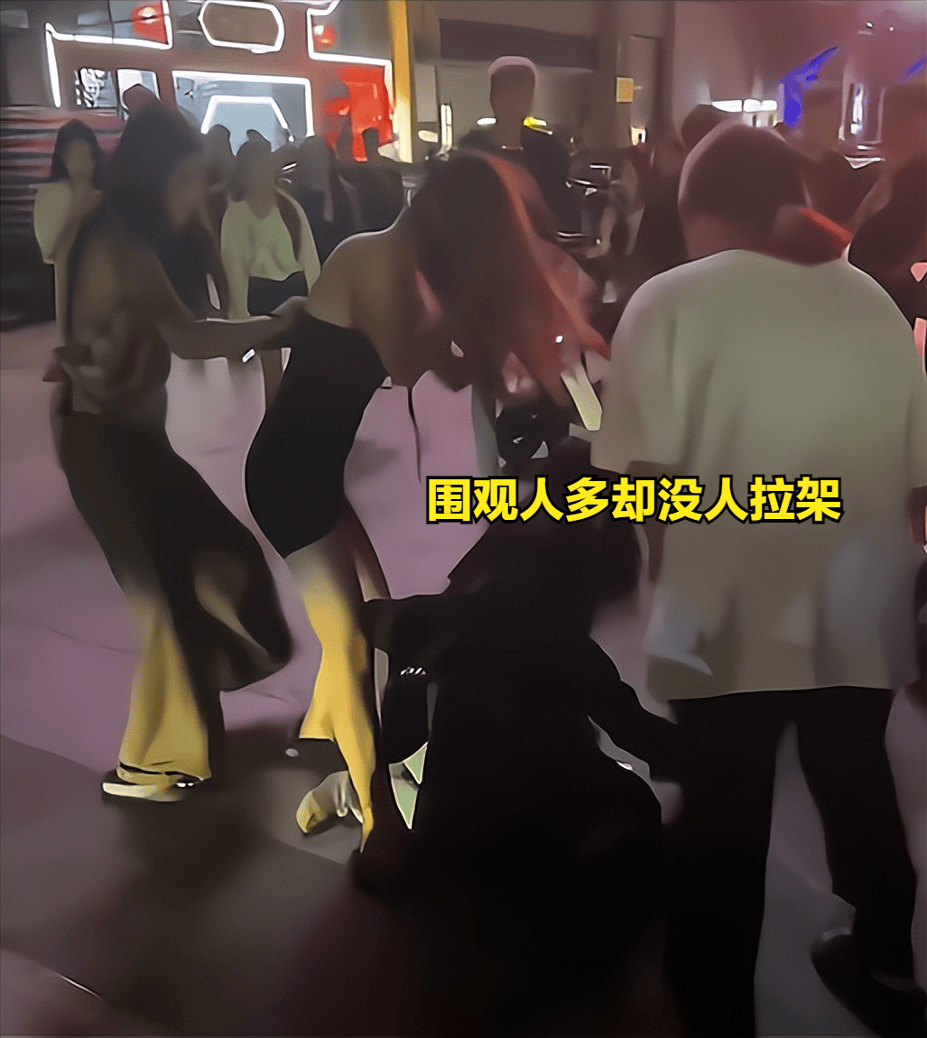 原创4名女子当街混战薅着头发大打出手路人疑似抢生意发生纠纷