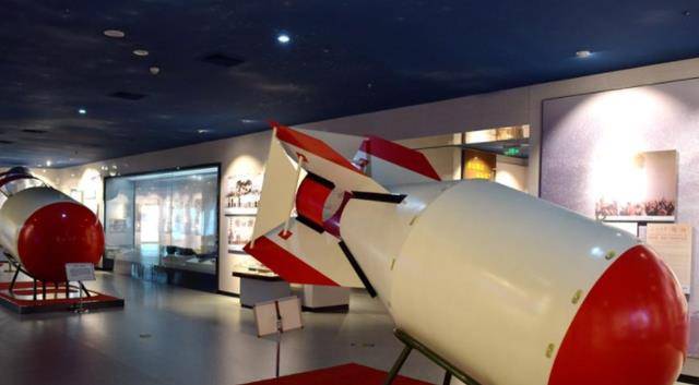 原创1971年氢弹空投失败飞行员杨国祥放弃跳伞总理全撤入地道