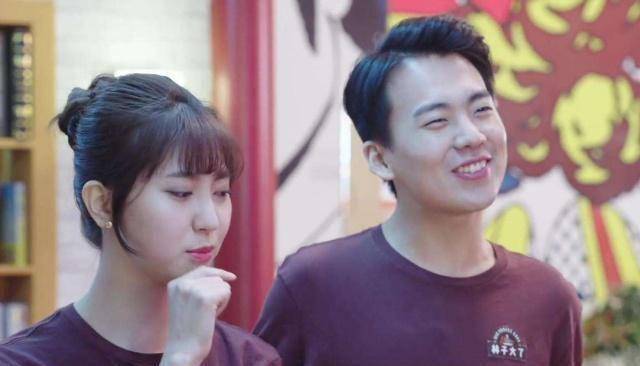 郭德纲心里苦德云社郭麒麟参加张若昀婚礼因踮脚拍照上热搜