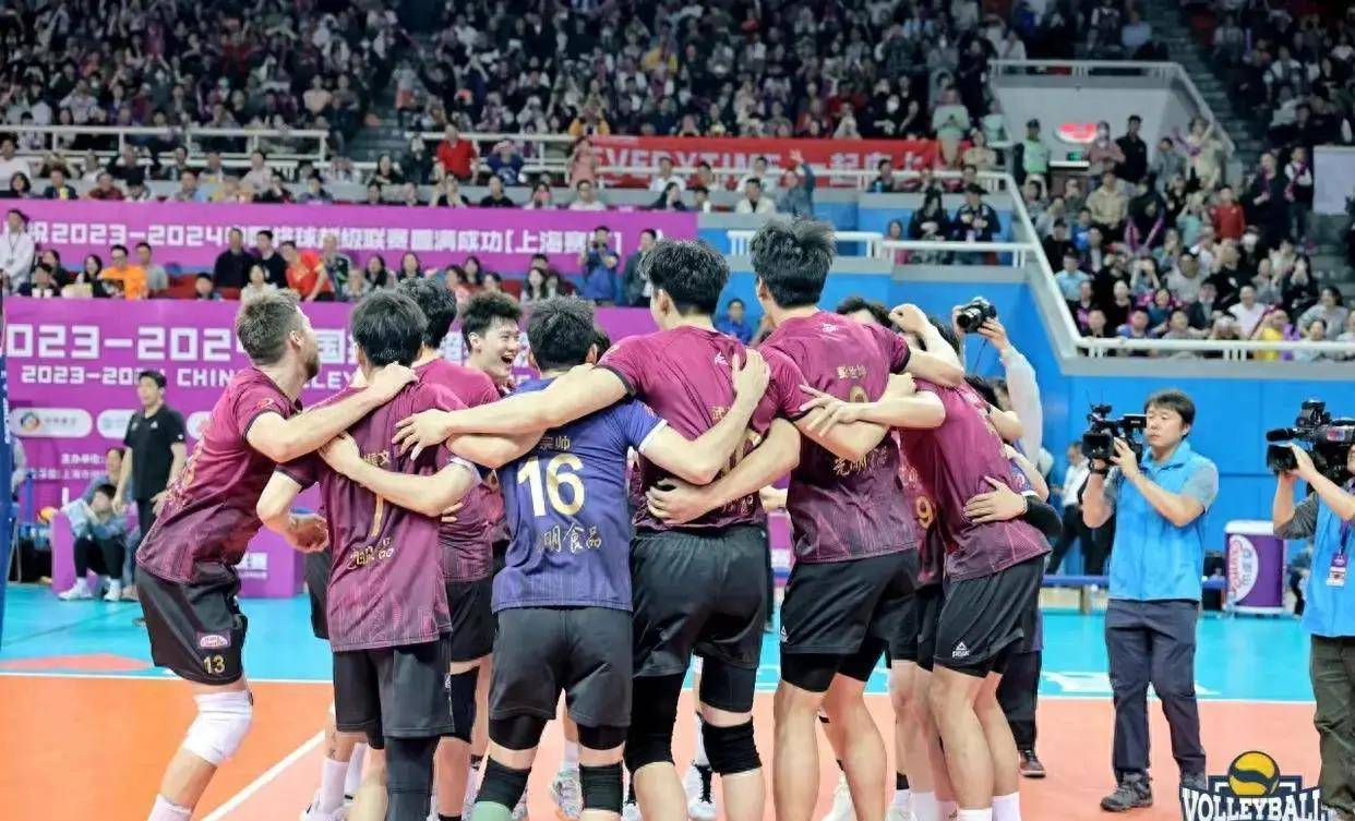 上海男排斩获联赛第17冠主帅沈琼谢队员谢对手谢观众