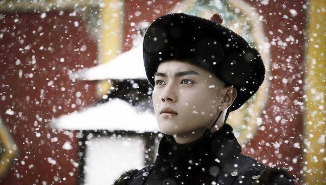 许凯在剧中饰演御前侍卫"富察·傅恒",是剧中的男二,也是富察皇后的