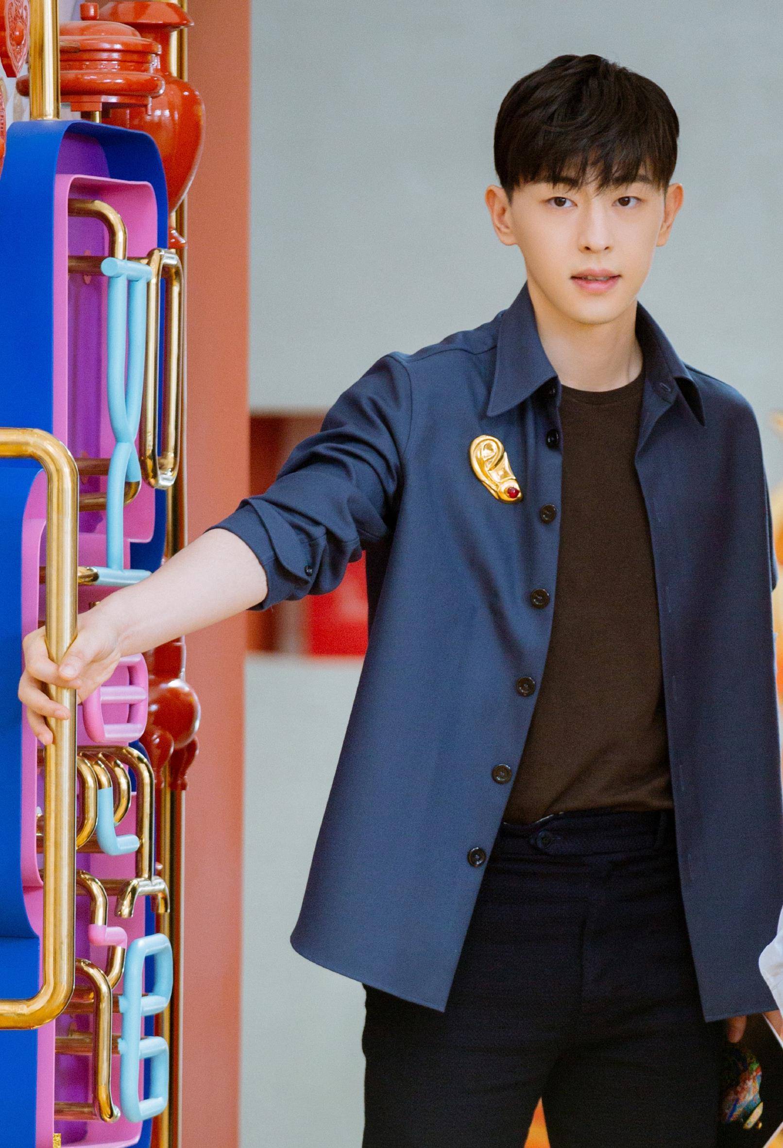 邓伦穿搭越来越大胆了,"娘炮粉"上身意外帅气,颜值才是硬道理