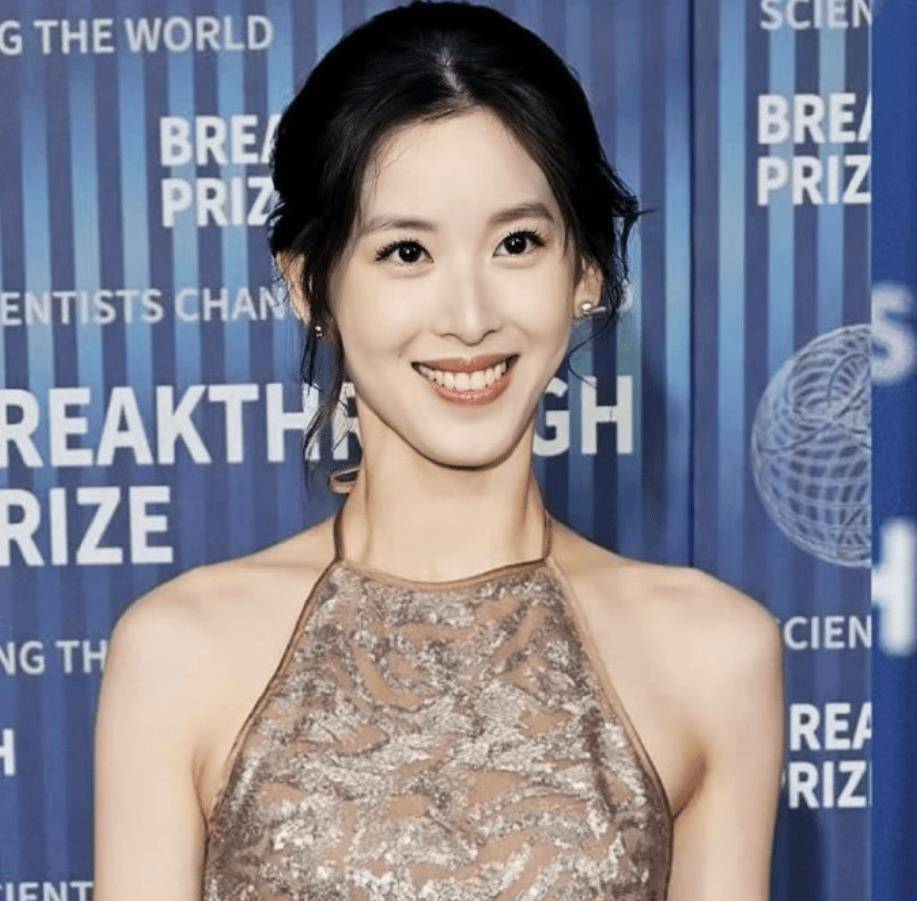 30岁章泽天出席晚会,背上万包包低调接地气,造型被指老气横秋