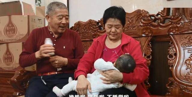 原创60岁大妈冒险生下一对试管婴儿拼命赚钱养女时丈夫又中风瘫痪