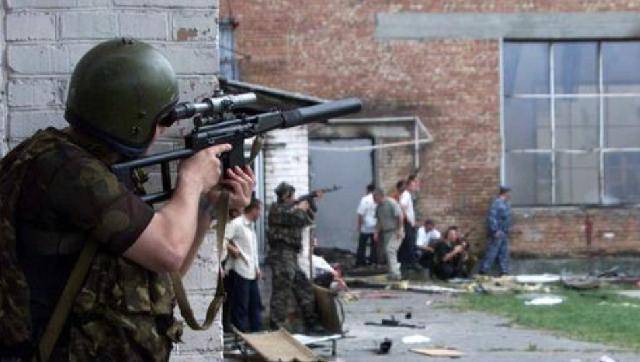 后来赶到的家长不顾军队的阻拦开始一波一拨地冲进学校,恐怖分子以为