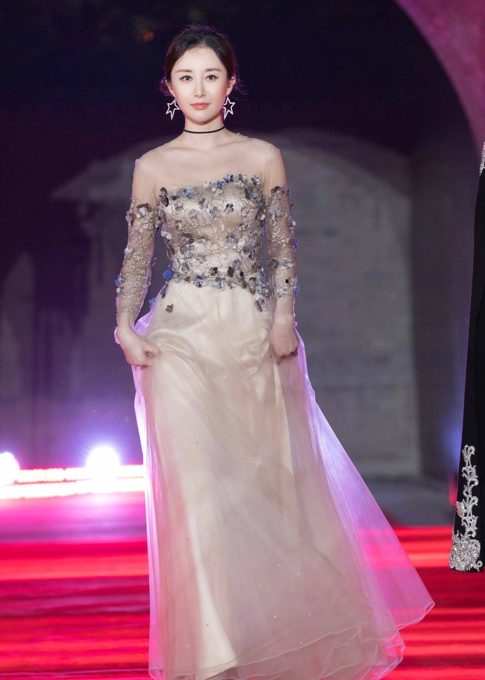 原创舒畅又穿火了一种搭配叫上紧下松肚脐开洞新潮又时髦