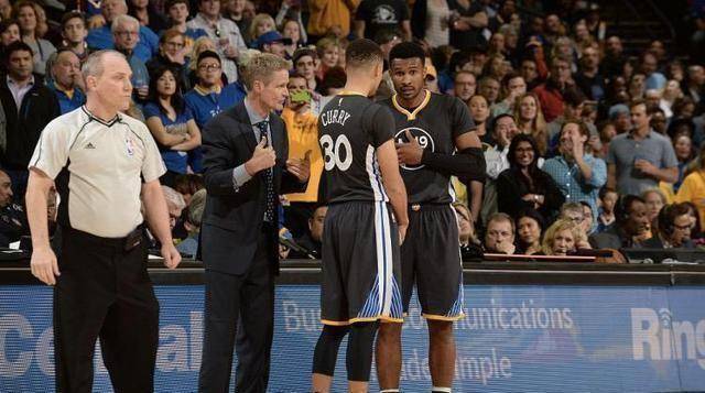 利文斯顿曾在勇士效力了五个赛季,巴博萨在勇士效力过两个赛季,可以