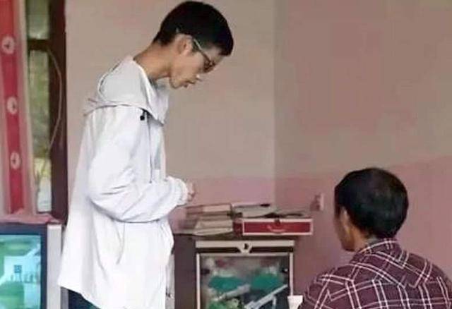 原创            高考状元713分，被清华录取，收通知书时正在工地搬砖挣学费-2021年高考状元清华