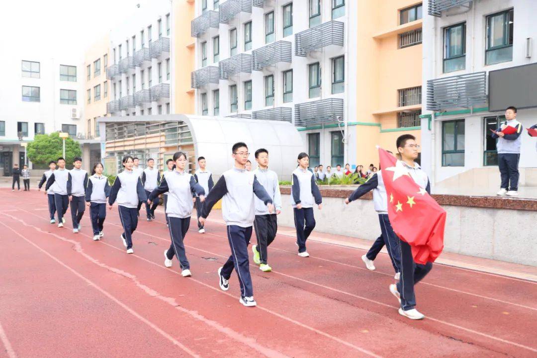 维护国家安全赓续红色精神郑州群英中学举行主题升旗仪式