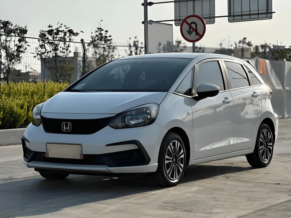 再来看本田飞度,第三代飞度被称为"平民超跑"gk5,这不仅仅是说它的