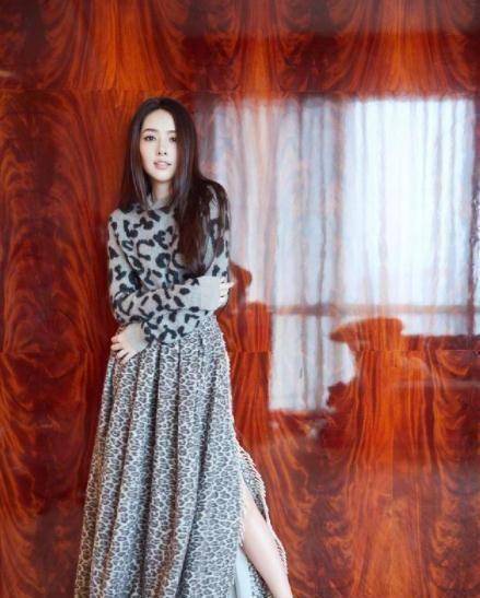 郭碧婷穿印花礼服亮相越来越有豪门辣妈范了既时髦又好看