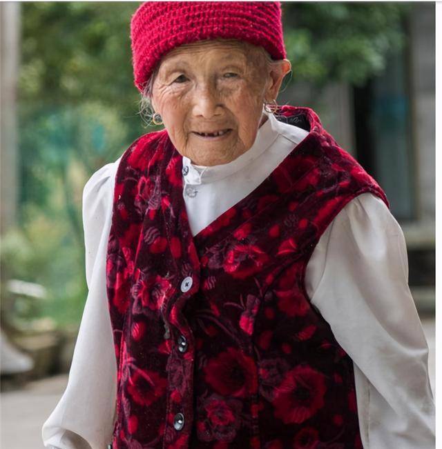 儿子是大老板孙子是教授的许文碧老人90岁还在深山种地