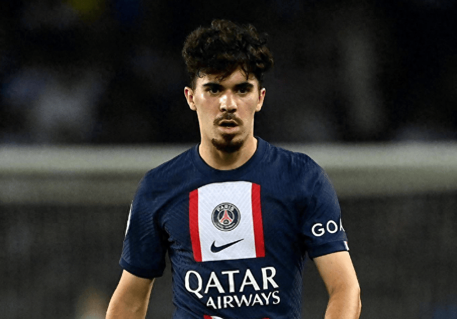 巴黎队长马基尼奥斯在训练时直接在训练场上他的行为非常无礼,并且