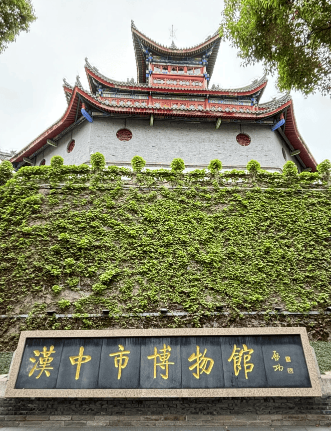 早上,我们首先来到汉中市博物馆.