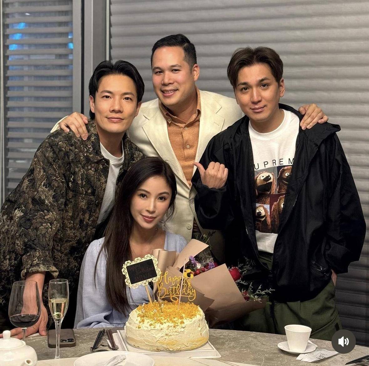 在蔡一凤的另一边是翁嘉穗,而在何倍倩身后正中的男性