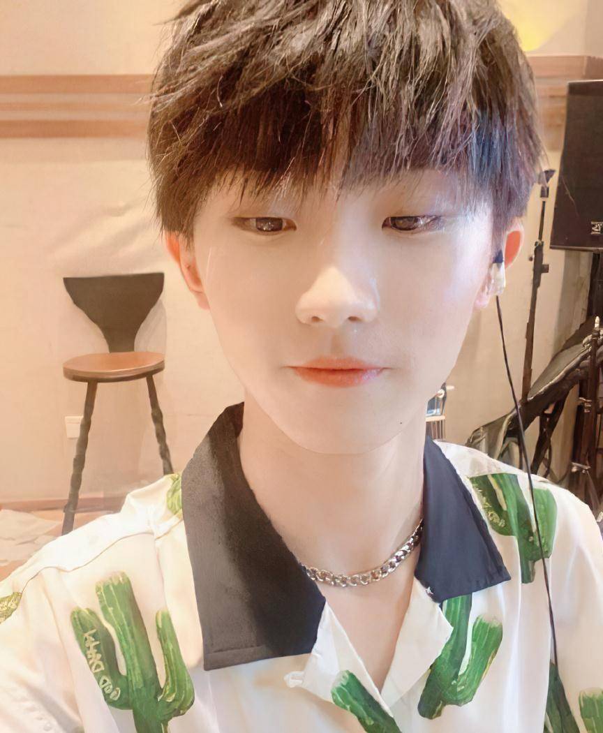 风波后马嘉祺首次亮相,身形瘦消,不敢直视镜头