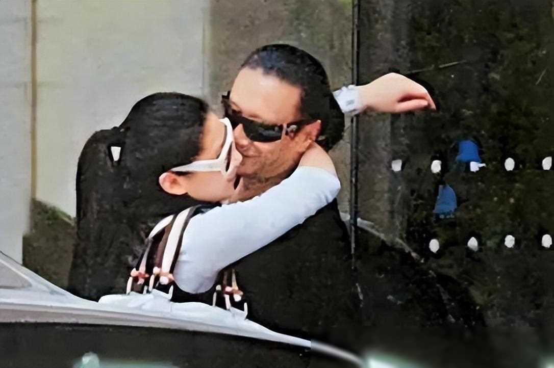 谢贤高龄再添孙牵手逛街乐开怀,张柏芝儿子是否会失宠?