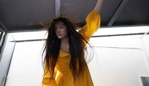 原创何穗也太爱美了爬山穿健美裤腿比草高身材窈窕也不怕被蚊虫咬