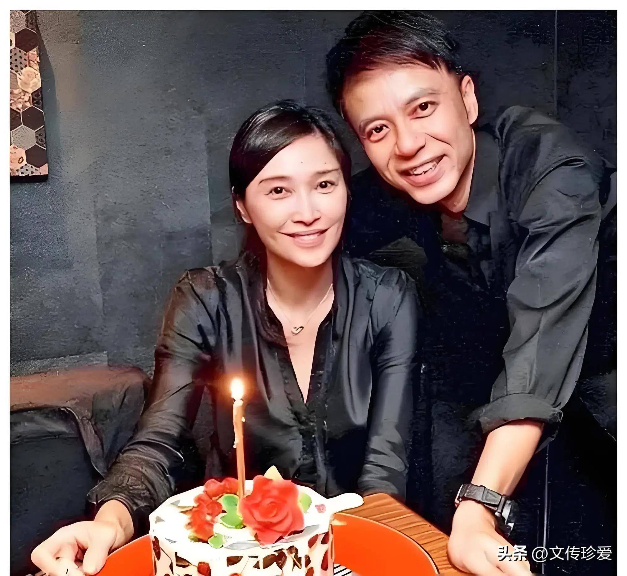 李克勤太太被誉为香港第一美人,身材高挑五官大气,素颜也很棒