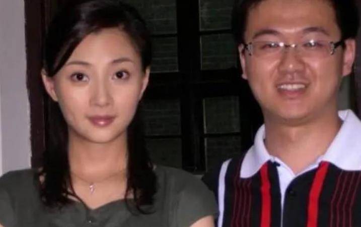 没错,殷桃当时的恋爱对象就是其前夫沈俊成,一个小了她两岁的富二代.