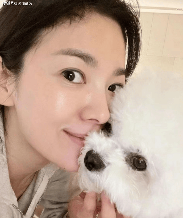 原创宋慧乔晒最新照片白衣红帽显俏皮单手托腮笑容甜美
