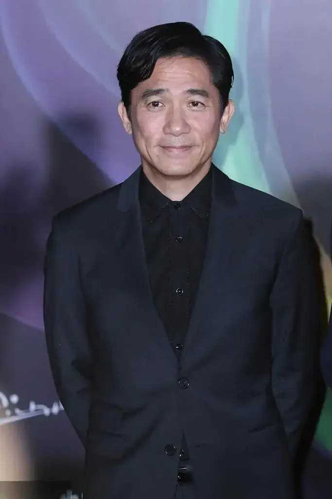 梁朝伟花甲归来风采依旧引发网友热议这才是真正的男神