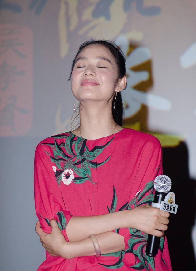 周韵真是美到骨子里,这么"土"的印花裙也能穿出高级感,服了