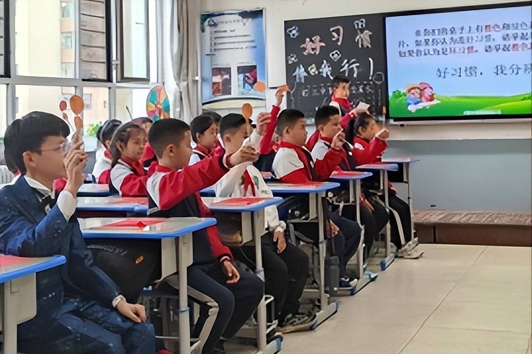 包头市昆都仑区第二实验小学小课堂点燃大德育