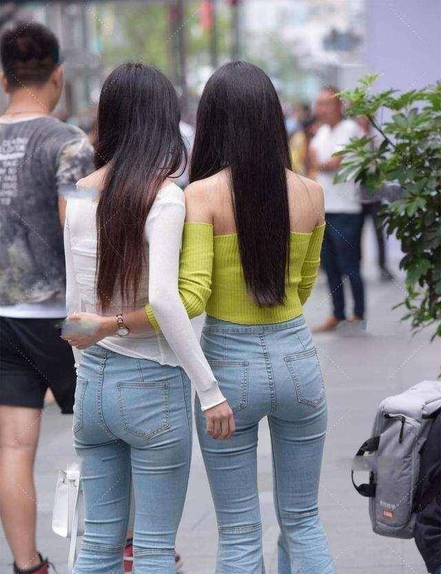 黑白花纹上衣搭配黑色经典打底裤考验搭配师能力穿搭基础知识