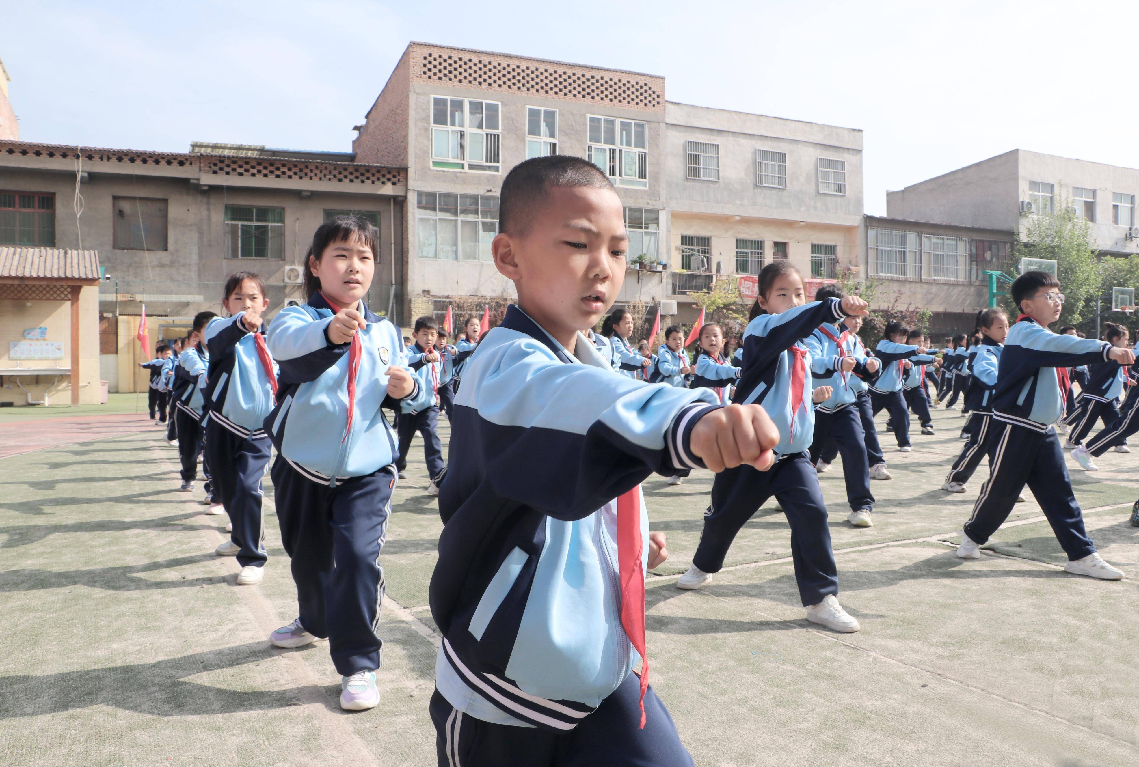 临渭区胜利小学第六届春季运动会开幕(组图)