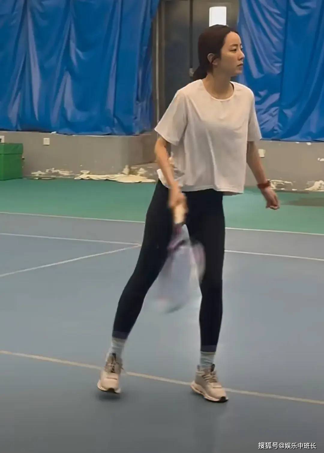 原创李思思现身网球馆素颜不p图一脸疲惫感锥子下巴越来越明显