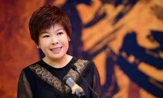 从国学大师到被万人唾弃被北大学子轰下台的于丹到底怎么了