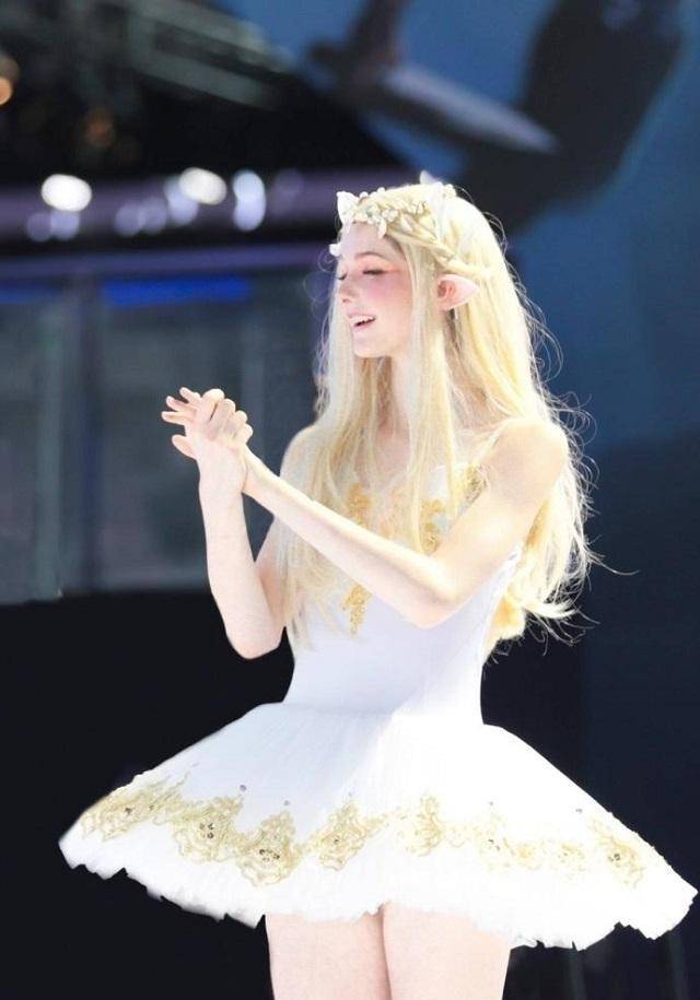 精灵出自于日耳曼神话,传说中的精灵耳朵长而尖,头发浅淡泛着金色的