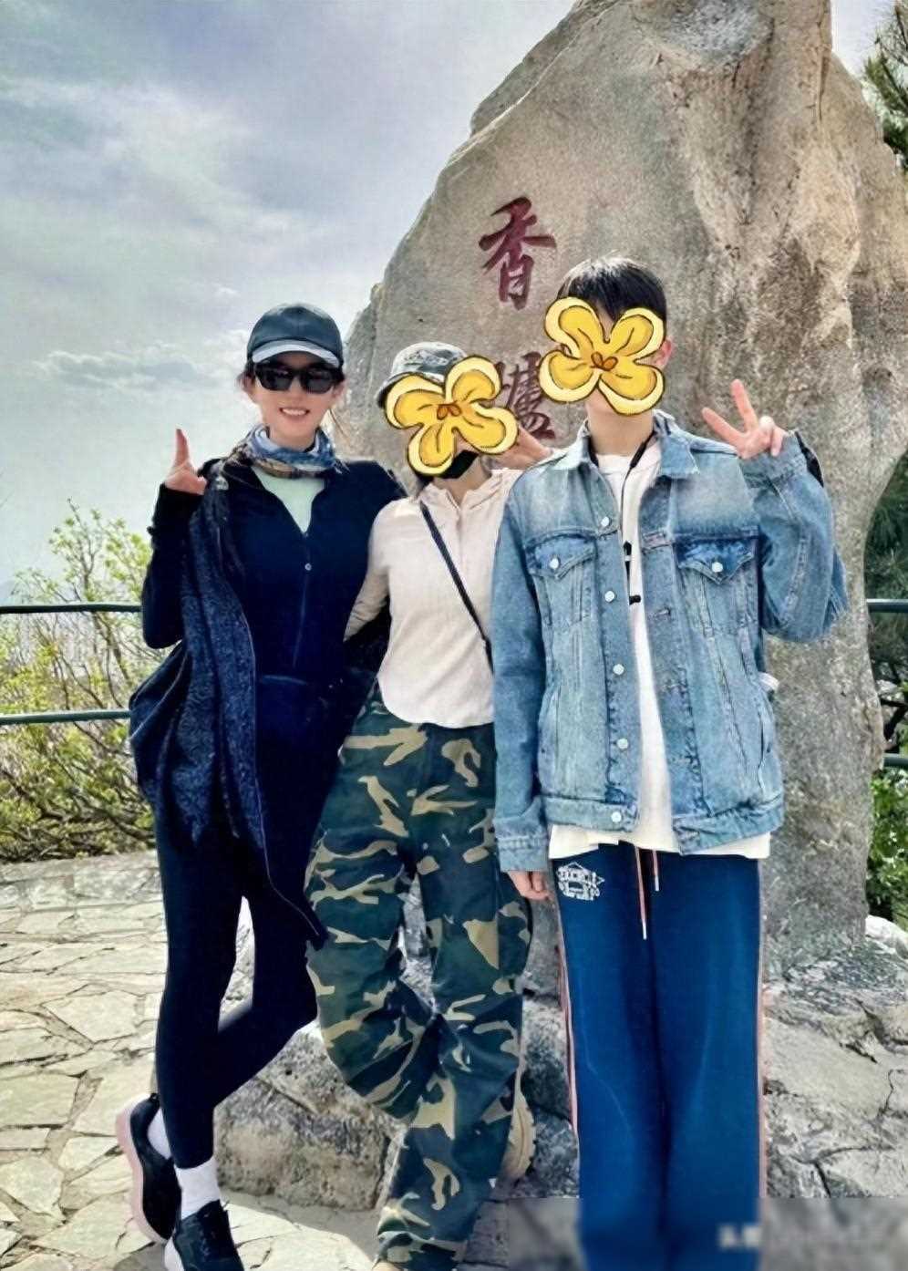 刘亦菲户外爬山素颜紧身衣显身材合影没架子