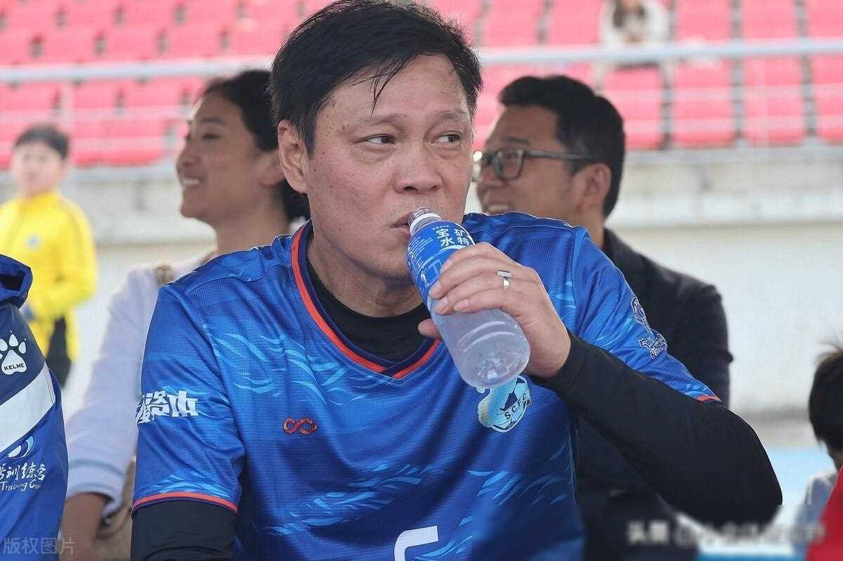 原创旧将炮轰事件再起波澜范志毅公开撕吴金贵揭露关系进申花