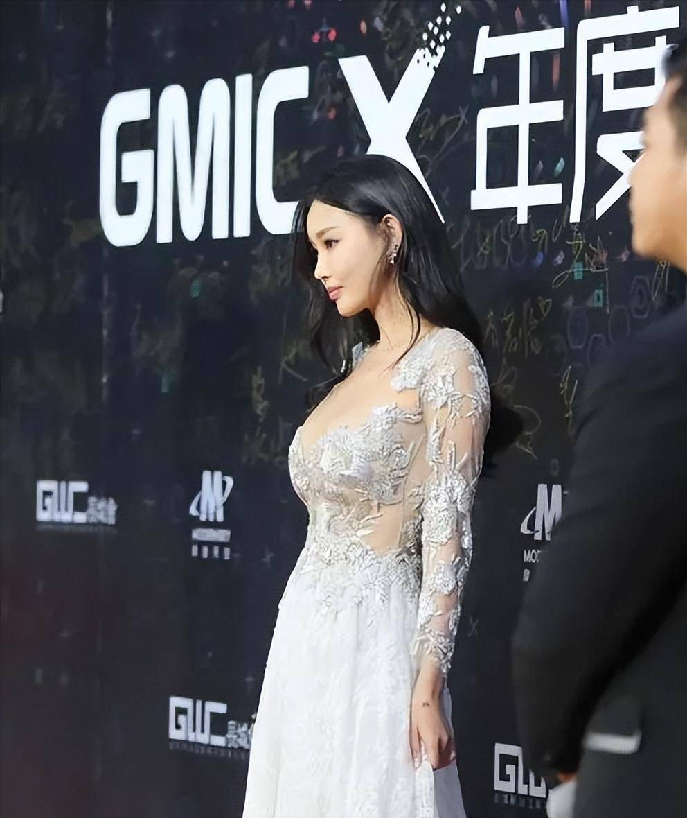 被发掘时才大二,拍戏捞金26亿,如今成为最美晶女郎_王晶_童菲_电影