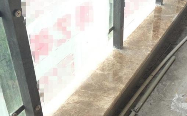 花高成本给阳台翻边贴大理石,师傅铺成这样,还说费用不能少
